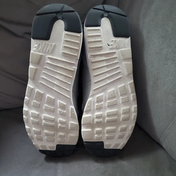 Nike Air Max Tavas ( women's 7.5) - Picture 5 of 6